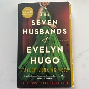 The Seven Husbands of Evelyn Hugo by - Green Cover